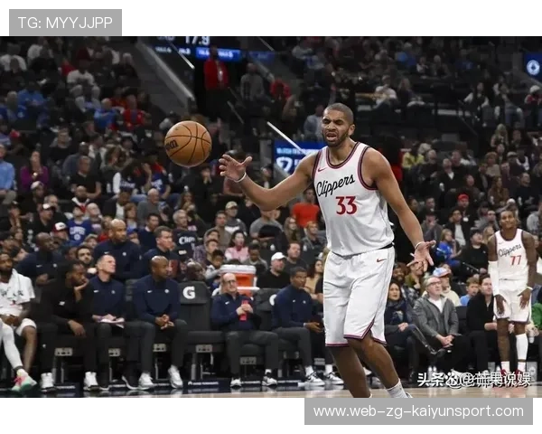 伦纳德中距离一击终结悬念，快船庆祝胜利